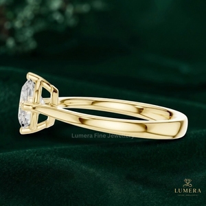 Anillo Delicado de Aniversario con Diamante Cultivado en Laboratorio de Corte Ovalado Moderno, Regalo para su Esposa, Seguro con Banda de Oro Lisa de Cuatro Puntas - Product Image 4