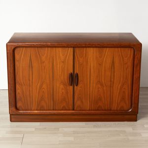 Mueble de Salón Tradicional Vierasse de Madera Maciza de Caoba con Compartimento de Almacenamiento y Acabado Marrón - Product Image 1