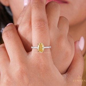 Bague minimaliste en or jaune massif avec diamant ovale certifié IGI, bande pavée en métal bicolore, solitaire minimaliste pour tous les jours - Product Image 1