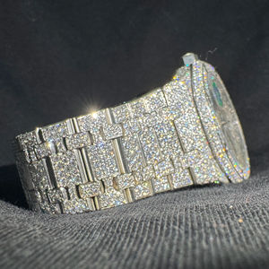 Montre Hip-hop luxueuse et élégante sertie de diamants en moissanite, au design effet glace - Product Image 1