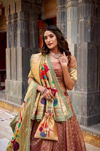 Lehenga Choli de mariée traditionnel en tissage Zari - Jupe ample de 4,7 m avec coutures en toile et cancan - Product Image 2