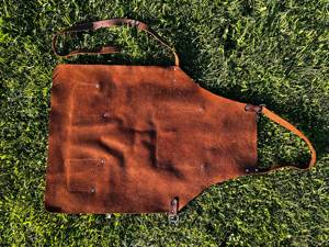 ผ้ากันเปื้อนหนังสั่งทำพร้อมโลโก้สำหรับพนักงานคาเฟ่ บาริสต้า ร้านอาหาร ขายส่งจำนวนมาก ราคาแข่งขัน LPN-0217 - Product Image 6