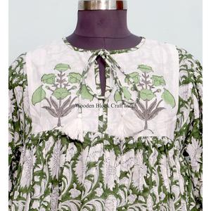 Robe bohème décontractée pour femme, en coton imprimé floral luxueux, col en V, manches longues, avec décorations en pompons, lavable. - Product Image 2