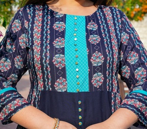 Kurti en rayonne pour femme grande taille, coupe trapèze, imprimé floral bleu, brodé, col rond, manches trois quarts, confortable à porter - Product Image 5