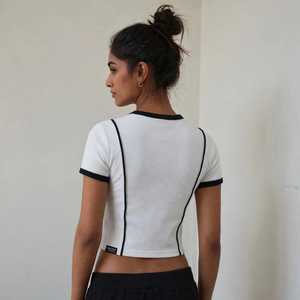 Oneten Apparels T-shirt court blanc à manches courtes pour femme avec bordure noire et imprimé lettres, style sportif, pour l'été - Product Image 2