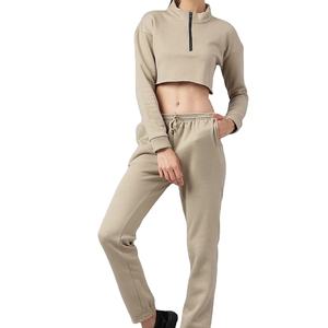 Ensemble de survêtement pour femme avec sweat à capuche court personnalisé à demi-zip et pantalon de jogging coupe ajustée - Product Image 6