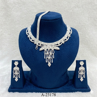 MOLL JEWELLERS Ensemble de bijoux de luxe vintage en alliage plaqué rhodium avec zircon certifié, design tendance « Paix », pour femme (collier et boucles d'oreilles) – Idéal pour mariage