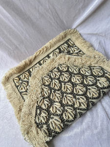 Bolso de mano tipo tote con flecos de conchas de cauri, adornado con motivos tribales, bolso étnico llamativo para mujer, moda boutique de resort. - Product Image 3