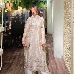 Ensemble Sharara élégant en soie chinon lourde avec broderie et sequins, accompagné d'un dupatta, idéal pour les cérémonies de mariage - Product Image 5