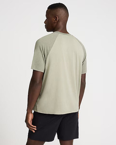 เสื้อยืดผู้ชายผ้าฝ้าย 100% หนา 230gsm แบบเรียบ รับสกรีนโลโก้ ทรงหลวม คอกลม กันยับ ระบายอากาศดี ผลิตโดยโรงงาน OEM ขายส่ง - Product Image 3