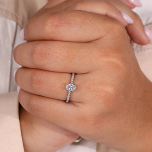 Bague de fiançailles solitaire en or jaune 14 carats avec diamant de laboratoire ovale de 0,50 carat et halo caché, idéale pour les fêtes et comme cadeau. - Product Image 5