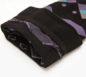 Chaussettes de compression Tabi géométriques noires en mélange de coton tricoté pour la randonnée et l'entraînement - Product Image 4