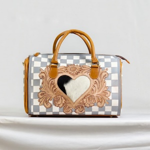 Bolsa de Viaje de Cuero Hecha a Mano de Lujo con Diseño a Cuadros y Panel de Cuero Vacuno en Forma de Corazón, Color Bronceado - Product Image 1