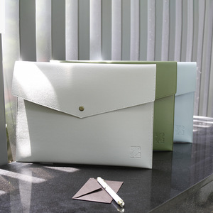 Bolso de mano de cuero opaco estilo empresarial para documentos y contratos - Product Image 3