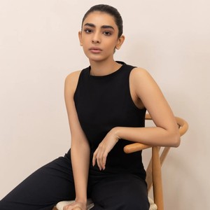 Camiseta de Mujer Negra de Manga Corta, Cuello Redondo, Tejida, Ajustada, Informal, de Color Sólido, Ecológica, de Algodón/Fibra de Bambú, Teñida - Product Image 1