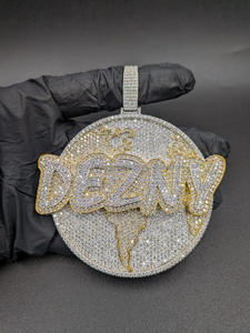 Colgante con Nombre Personalizado DEZNY, Diseño de Mapa del Mundo, Plata de Ley 925 con Diamantes Moissanite VVS - Product Image 2
