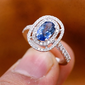 Anillo de Oro Blanco de 18k con Zafiro Azul Ovalado Natural y Doble Halo de Diamantes, Joyas Memoria, Venta al Por Mayor - Product Image 2