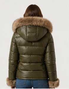Chaqueta Acolchada Verde Oliva para Mujer con Capucha con Ribete de Piel, Cierre de Cremallera, Abrigo de Invierno Cortavientos, Manga Larga, Relleno Grueso de Poliéster - Product Image 2