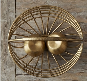Corbeille à fruits en fil métallique doré pour la décoration de table, idéale pour les fruits et légumes frais dans une cuisine moderne - Product Image 3