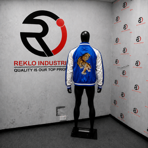 Veste universitaire personnalisée en satin bleu roi avec manches contrastantes blanches, broderie double tête de tigre de qualité supérieure, veste bomber de luxe pour le baseball - Product Image 4