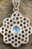 Colgante de Plata Alemana Hecho a Mano con Engaste de Bisel Estilo Vintage, Calidad AAA, Gema de Calcedonia Natural Dorada para Mujer, Ideal para Fiestas y Eventos - Product Image 4