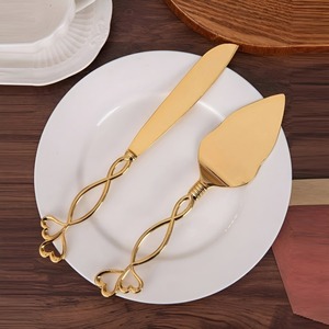 Couteau à gâteau élégant en métal poli, conçu pour la présentation des desserts et la découpe des gâteaux lors de réceptions de mariage - Product Image 1
