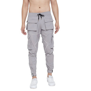 Pantalon cargo jogger multi-poches pour homme, best-seller, avec bandes réfléchissantes, poignets ajustables et taille élastique avec cordon de serrage - Product Image 2