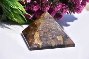 Pyramide d'Orgone sculptée en Agate Œil de Tigre de Qualité Supérieure, Portable, Vente en Gros de Ruhi Agate - Product Image 6