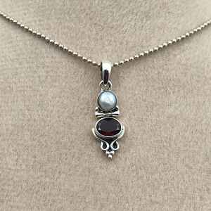 Colgante de Plata de Ley con Granate y Perla, Piedra de Nacimiento de Enero, Elegante Joya de Gema Roja y Blanca, Regalo - Product Image 1