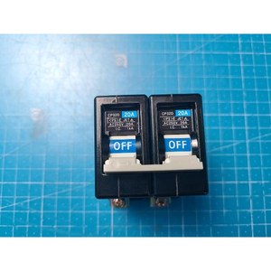 Protecteur de circuit Fuji CP32D CP32D 20A, utilisé comme pièce détachée pour équipement semi-conducteur d'époque - Product Image 4