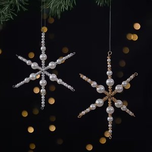 Ornement de Noël flocon de neige perlé en or, élégante décoration suspendue pour arbre de Noël pour la décoration de la maison en fêtes - Product Image 1