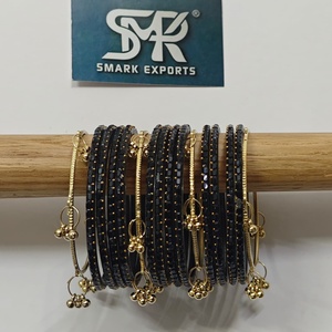Juego de 16 Brazaletes de Cristal Kashmir Negro Premium, Chapados en Oro, con Dijes Ghungroo, Hechos a Mano, Joyería Étnica Tradicional para Novias - Product Image 1