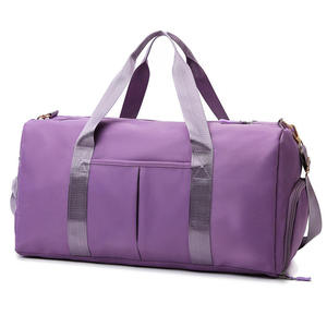 กระเป๋าเดินทางแบบดัฟเฟิลผ้าแคนวาส 600D สีแดง รุ่น RR-001 ขนาด 30-40 ลิตร สำหรับออกกำลังกาย ท่องเที่ยว และเล่นกีฬา พร้อมช่องซิปและสายสะพายไหล่ - Product Image 6