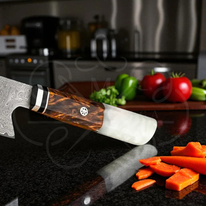 Lame de Damas forgée à la main en acier de Damas avec un bord festonné unique et un motif cellulaire. Manche unique en bois de résine de burl. - Product Image 3