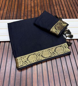 Sari de lujo de color liso en crepé Khaddi con borde jacquard y detalles de borlas Fumka - Product Image 1