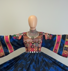 Vestido Afgano Kuchi Fusion Negro Medianoche Moderno con Estampados Florales Azules Brillantes y Bordado en Contraste Rosa Neón - Product Image 5