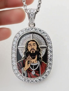 Pendentif ovale personnalisé en émail avec incrustation de moissanite, plaqué or rose, argent 925, médaillon Jésus, bijoux hip-hop Orelia Luxe Orelia - Product Image 1