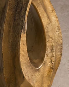 Vase contemporain en or métallique, design asymétrique unique avec découpes, grand pot à fleurs pour la décoration intérieure du salon, commande en gros - Product Image 3