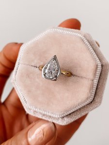 Anillo de Compromiso Solitario con Diamante Cultivado en Laboratorio de 1.50CT, Forma de Pera, Oro Sólido de 14K, Bisel de Dos Tonos, Anillo de Promesa Nupcial - Product Image 2