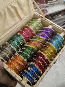 Ensemble de bracelets en verre multicolores personnalisés en forme de goutte de pluie, style cachemiri, 12 douzaines de bracelets en verre Churi et 48 bracelets Ghungroo dans une boîte de présentation - Product Image 1
