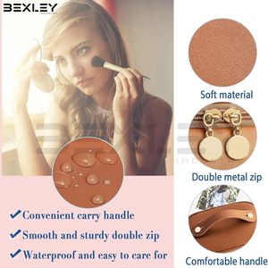 Organisateur de maquillage ovale marron caramel avec doubles fermetures éclair, panneaux latéraux incurvés et design compact pour transport à la main - Fournisseur OEM - Product Image 4
