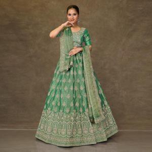 Ensemble Lehenga Choli en soie brodée de créateur indien avec dupatta – Vente en gros |   Tenue Traditionnelle pour Femmes, Robe de Fête de Mariage - Product Image 2