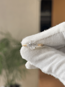 Elegante anillo de novia de oro de 18 quilates con tres diamantes cultivados en laboratorio de 2.371 quilates, centro ovalado y detalles redondos, talla US 6. - Product Image 2
