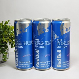 Boisson énergisante R-ed Bull Sea Blue Edition, saveur Juneberry, avec 114 mg de caféine et de taurine, 12 fl oz, pack de 24 canettes (6 packs de 4) - Product Image 1