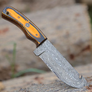 Cuchillo de Caza de Acero de Damasco de Diseño Personalizado con Mango Sólido y Funda de Cuero para Camping, Senderismo, Bushcraft y Caza - Product Image 1