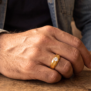Anillo de Diamantes Geométrico para Hombre, Anillo de Oro de Dos Tonos con una Piedra Central Cuadrada, Halo de Diamantes Completo, Banda de Diamantes en Canal - Product Image 2