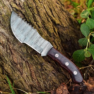 Couteau de chasse artisanal en acier Damas, lame à pointe tombante, bord dentelé, manche en bois, couteau de survie pour l'extérieur - Product Image 6