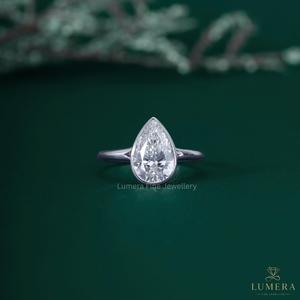 Anillo de Diamante Solitario de Lujo con Corte Pera, Oro Blanco de 14K/18K, Engaste de Bisel, Diamante Cultivado en Laboratorio, Anillo de Compromiso Minimalista, Anillo de Boda - Product Image 1