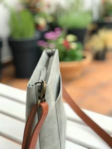 Sac fourre-tout pour femme de luxe de haute qualité en cuir véritable mat à grande capacité simple de designer personnalisé, à porter à l'épaule AV-0009 - Product Image 5