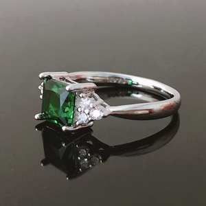 Anillo de Compromiso de Plata de Ley con Esmeralda Cuadrada Lucy, Piedra de Nacimiento de Mayo, Regalo de Aniversario de Bodas Número 55 - Product Image 3